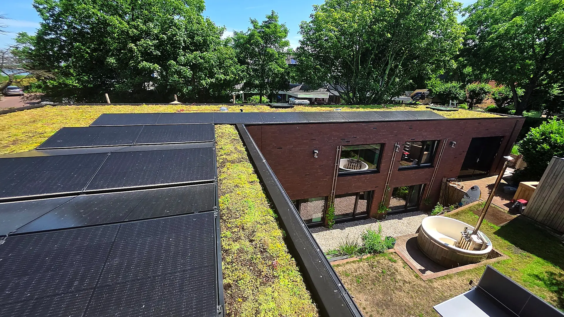 Sedumdak naast zonnepanelen
