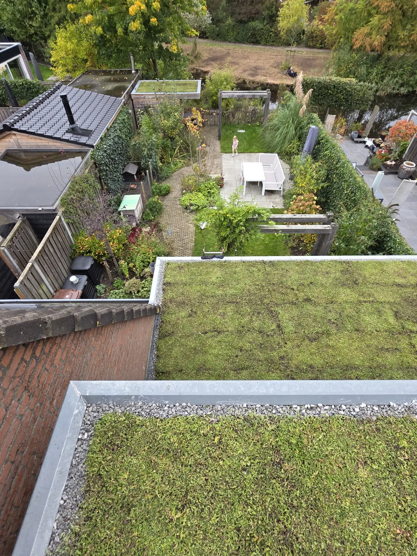 Luchtfoto van een tuin met groene daken