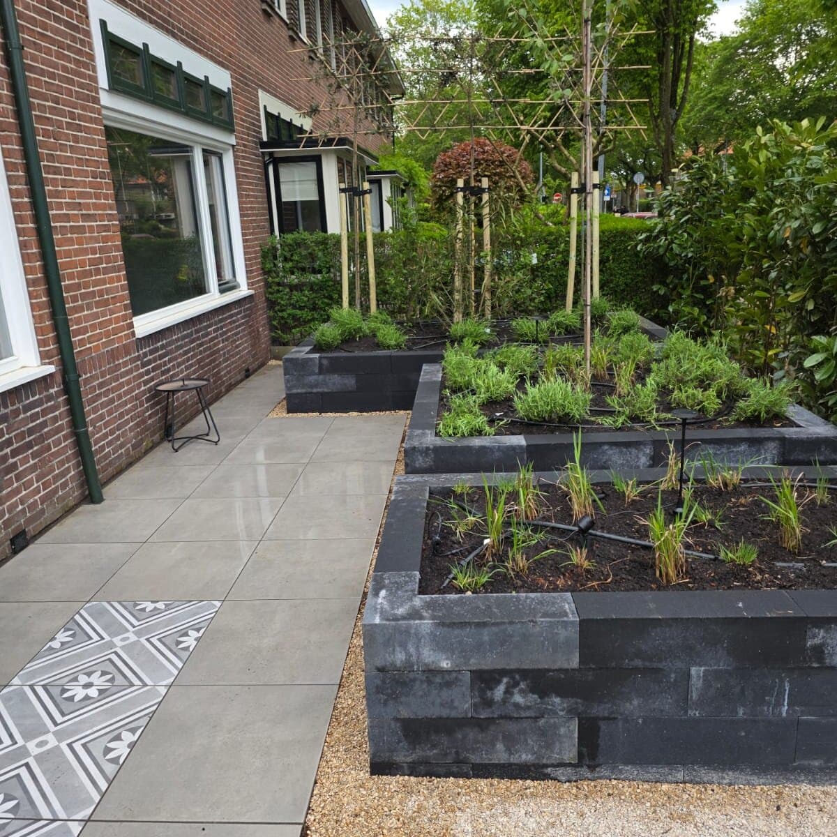 Detail bestrating en plantvak bij tuinaanleg