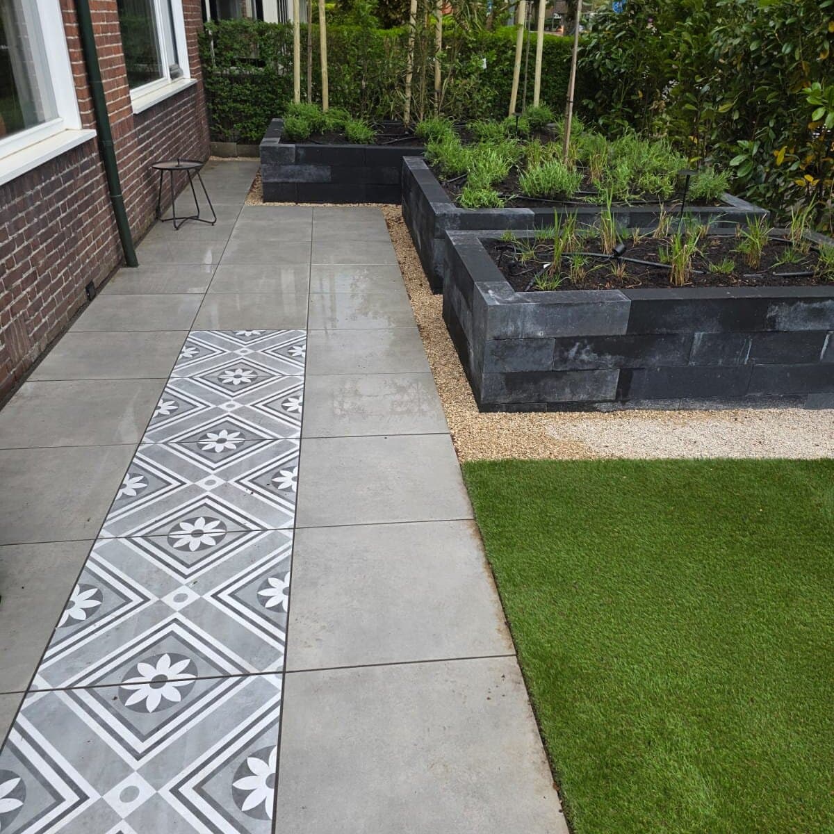 Voortuin met bestrating en beplanting in 't Gooi